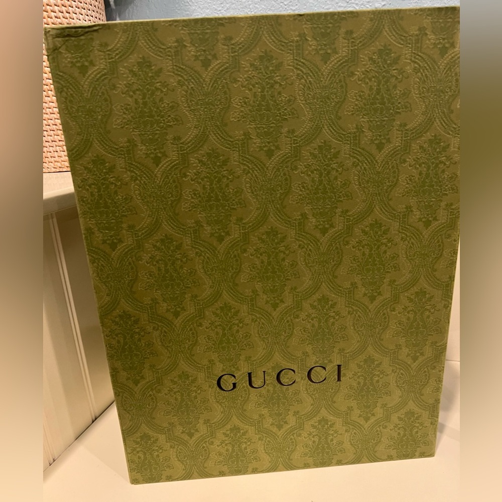 Authentic Gucci box for medium/large purse 💚